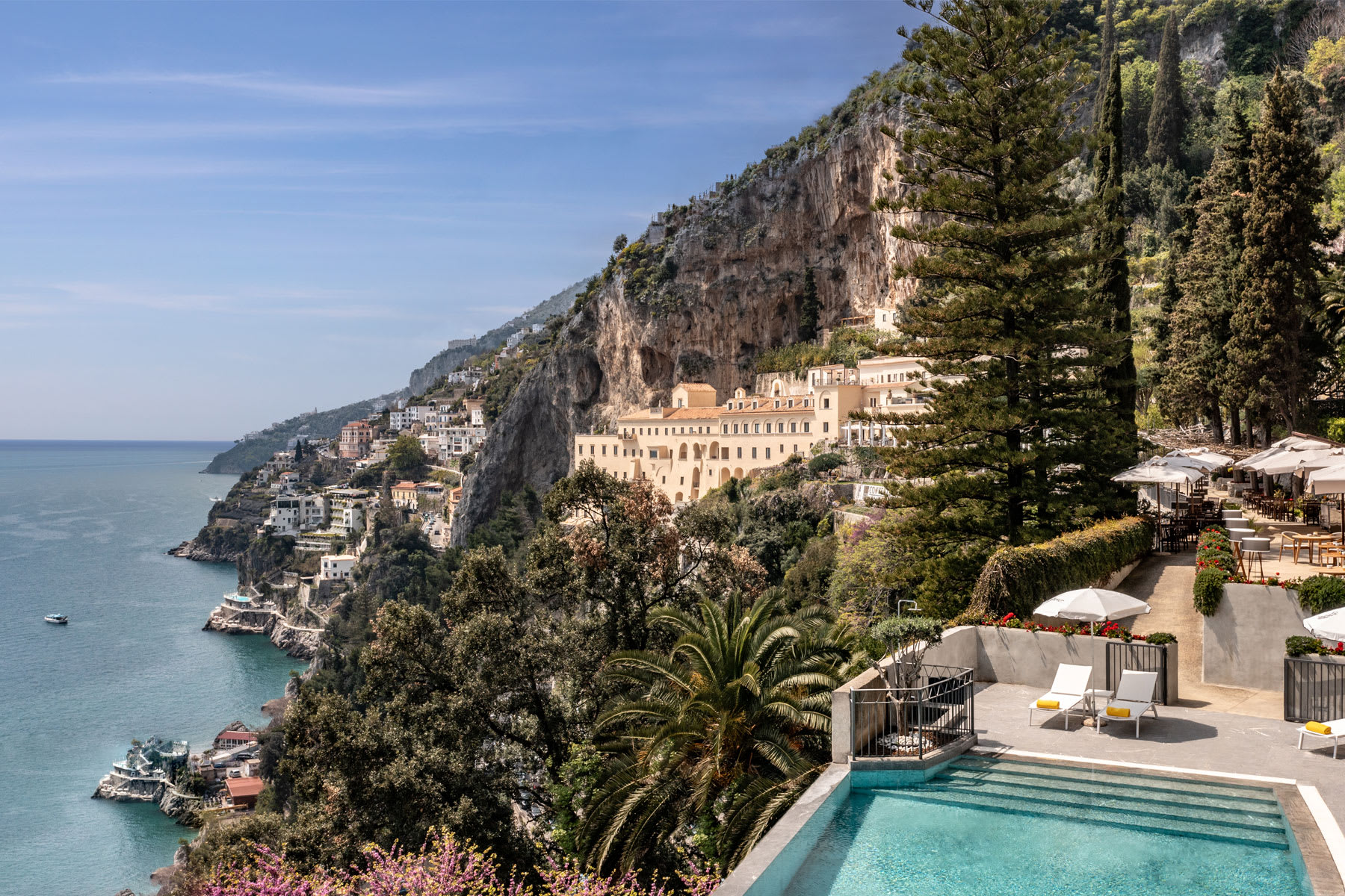 https://assets.anantara.com/image/upload/q_auto%2Cf_auto/media/minor/anantara/images/anantara-convento-di-amalfi-grand-hotel/01_homepage__ok2/anantara_convento_di_amalfi_grand_hotel_aerial_1800x1200.jpg