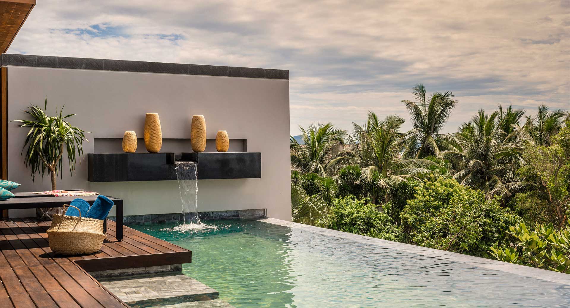 https://assets.anantara.com/image/upload/q_auto%2Cf_auto/media/minor/anantara/images/anantara-quy-nhon-villas/gallery/anantara_quy_nhon_villas_outdoor_deck_1920x1037.jpg