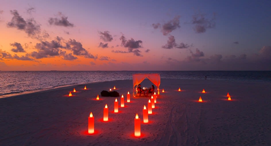 Beach dining at Anantara Kihavah Maldives Villas