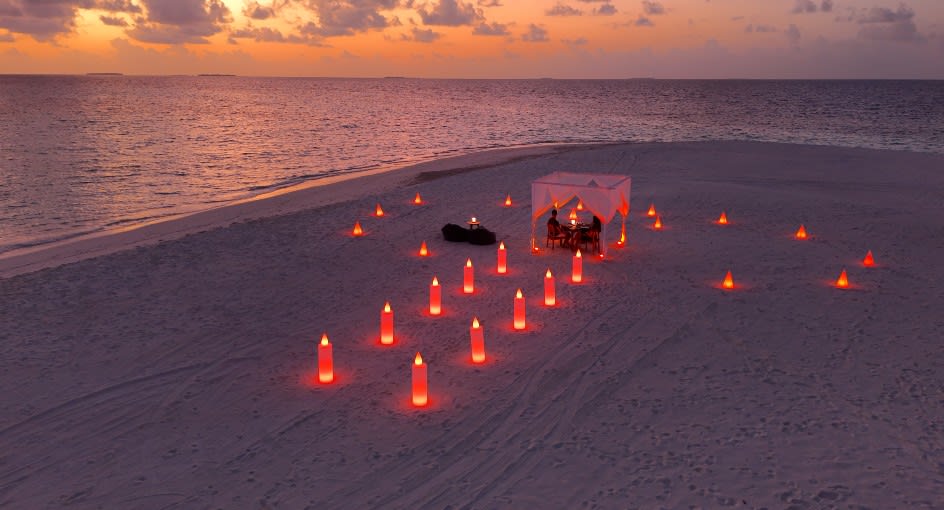 Dining by Design, dinner on the beach at Anantara Kihavah Maldives Villas