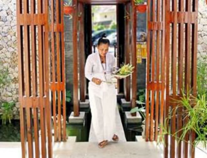 Meet Balinese High Priestess Ibu Jero at Anantara Uluwatu