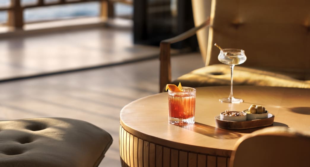 Cocktail drinks at the Yellow Fin Club with panoramic ocean views.