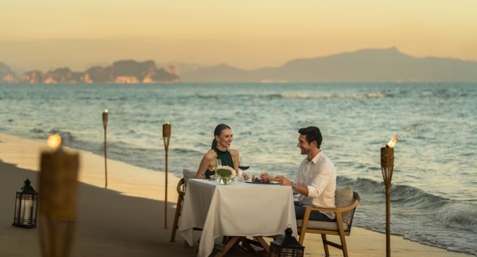 couple dines on the beach