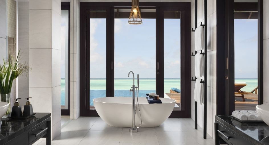 Bathroom with bathtub of the Deluxe Over Water Pool Villa at Anantara Veli Maldives Resort