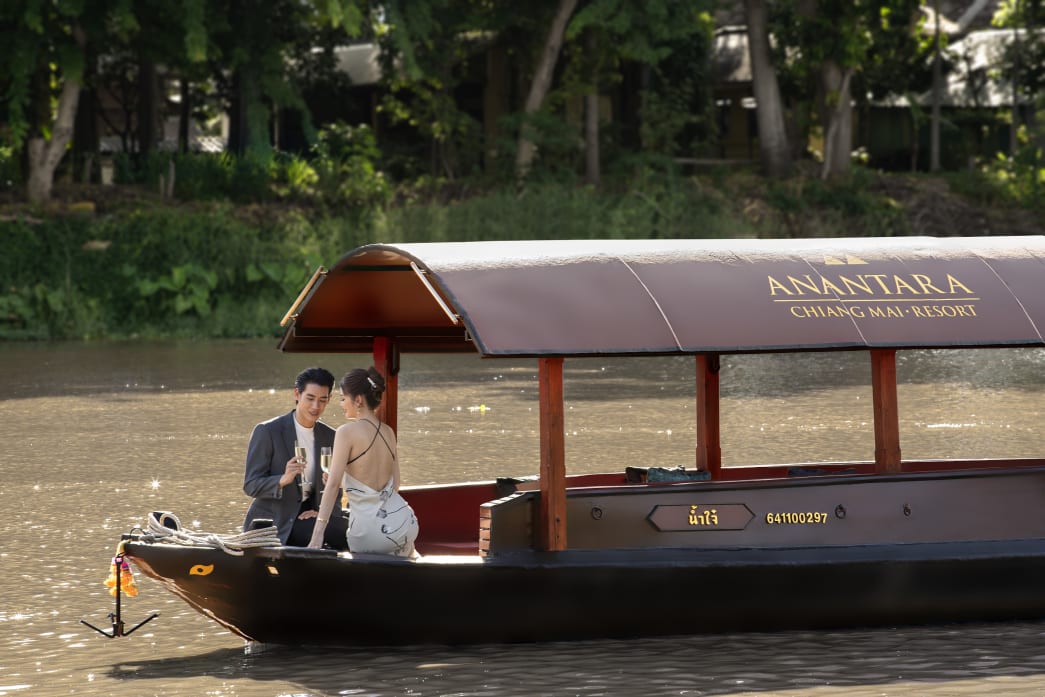A couple on the JAO Ping River Cruise.