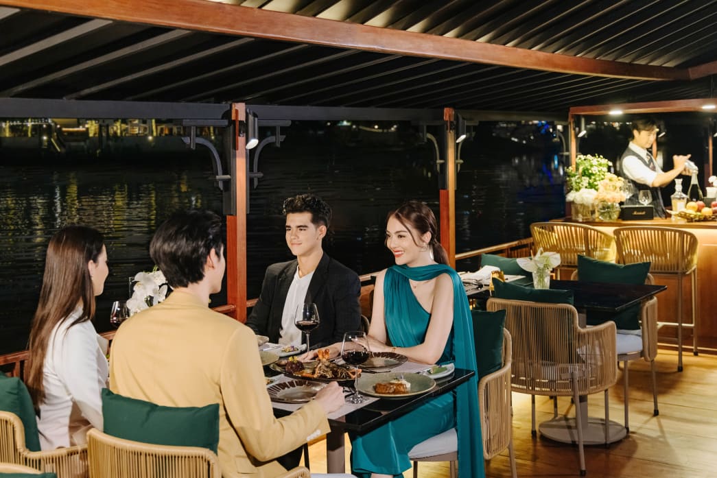 A group of four having dinner on the JAO Ping River Cruise.