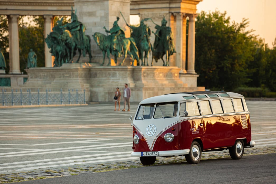 City tour aboard a vintage VW Samba, chauffeured by a passionate local insider