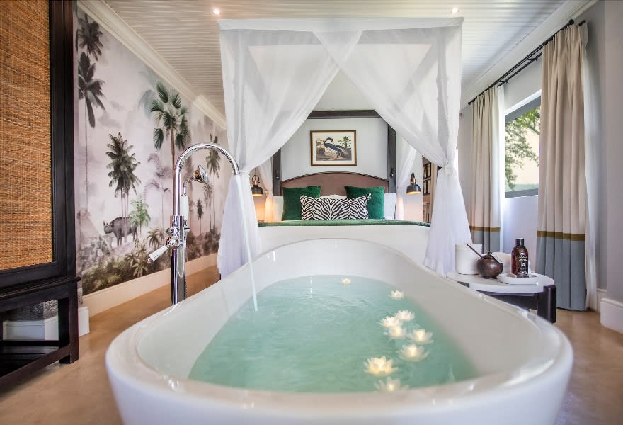 BATH TUB