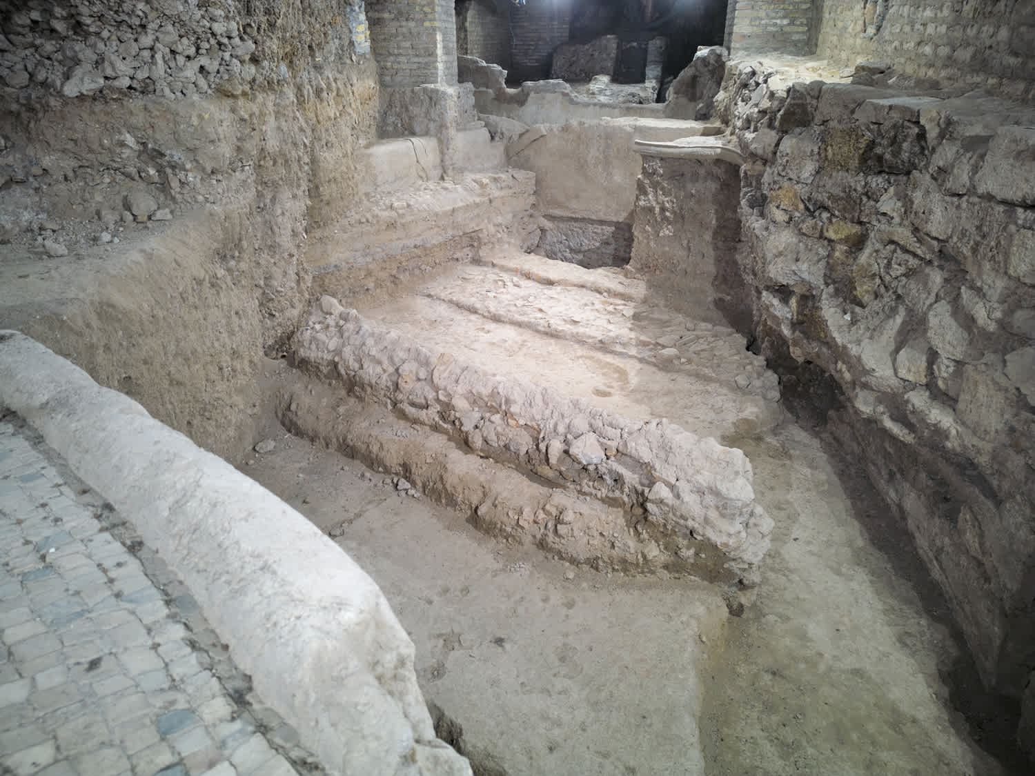 The remains of the exedra and the baths 