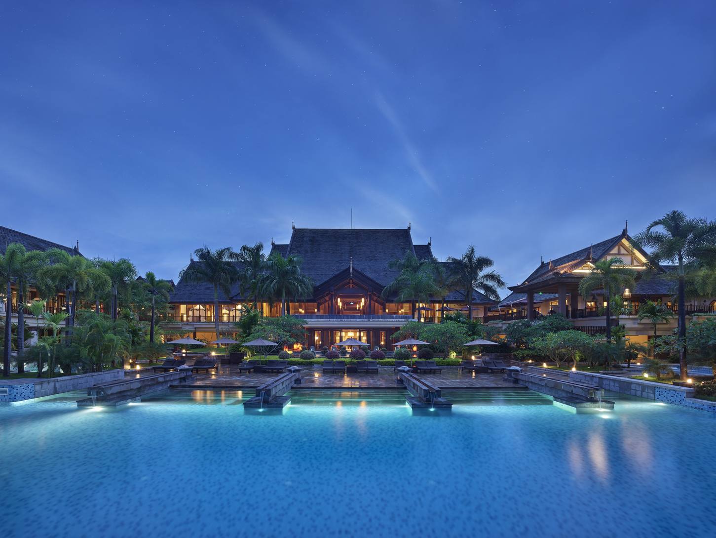 Anantara Xishuangbanna Resort's design of the garden and offer a borderless waterscape in the layout and design