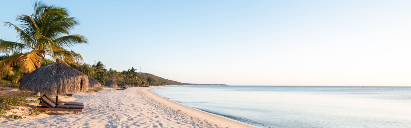 https://assets.anantara.com/image/upload/q_auto,f_auto/media/minor/anantara/images/anantara-bazaruto-island-resort/the-resort/desktop-banner/anantara_bazaruto_island-resort_beach_1920x600.jpg