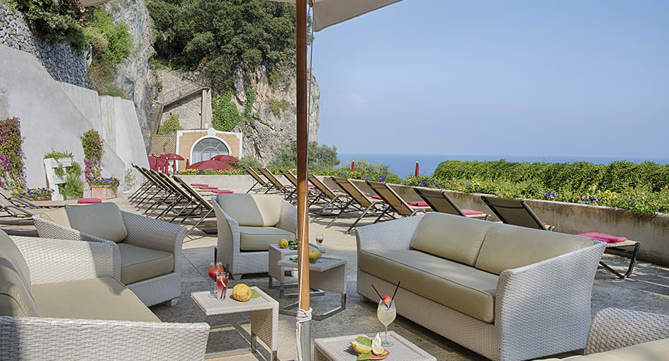 Anantara_Convento_Di_Amalfi_Grand_Hotel_Pool_Bar_944x510