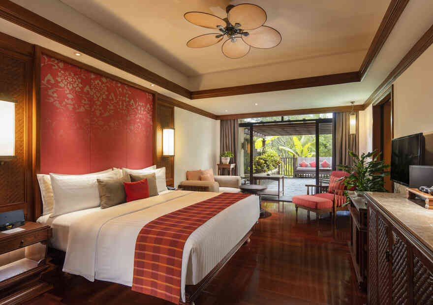 Courtyard king bedroom with riverside view 