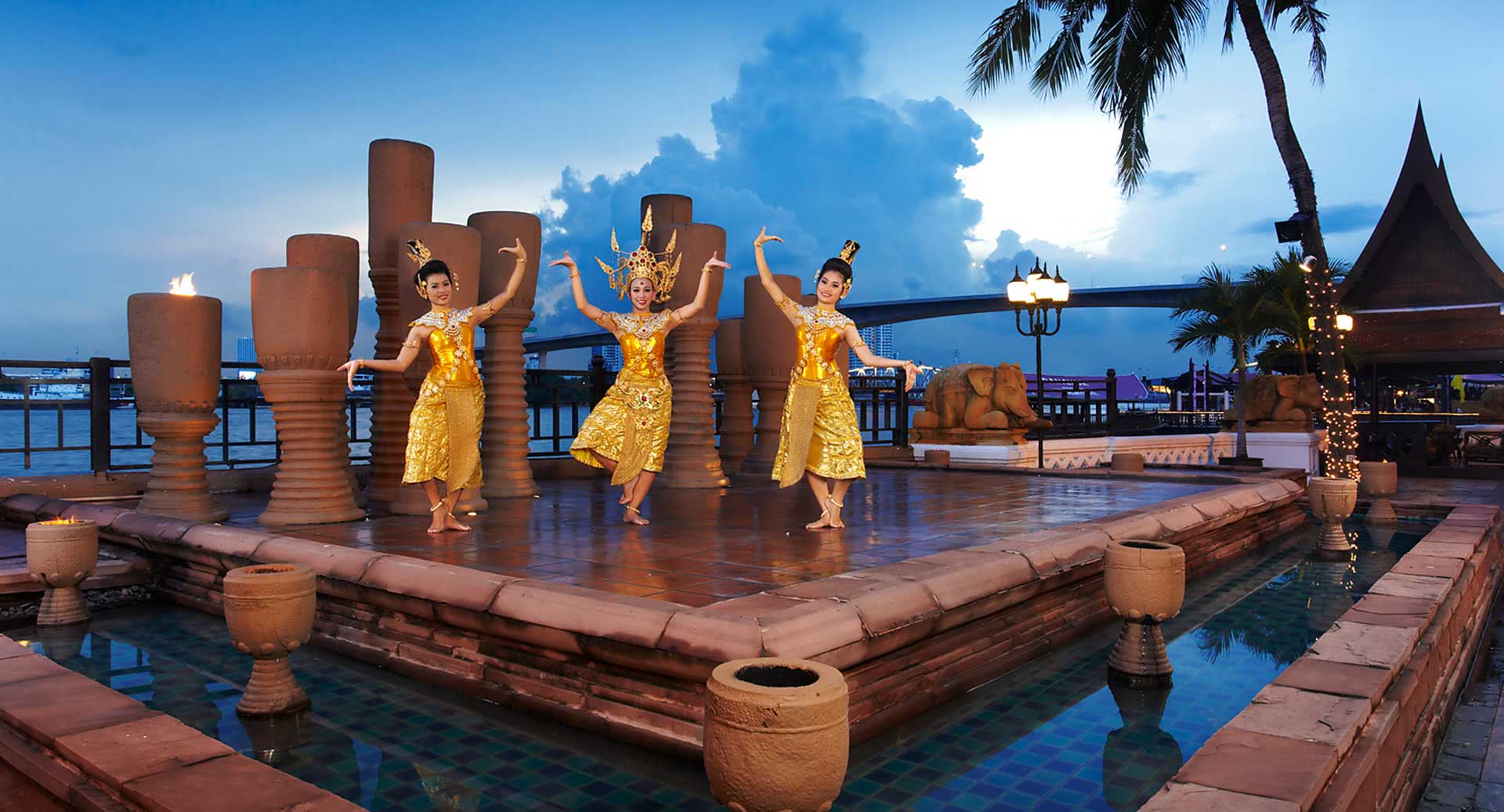 14+  Wahrheiten in  Anantara Riverside Bangkok: Located on the west bank of the chao phraya amidst 11 acres of greenery, anantara riverside bangkok resort offers urban serenity twinned with authentic discoveries.