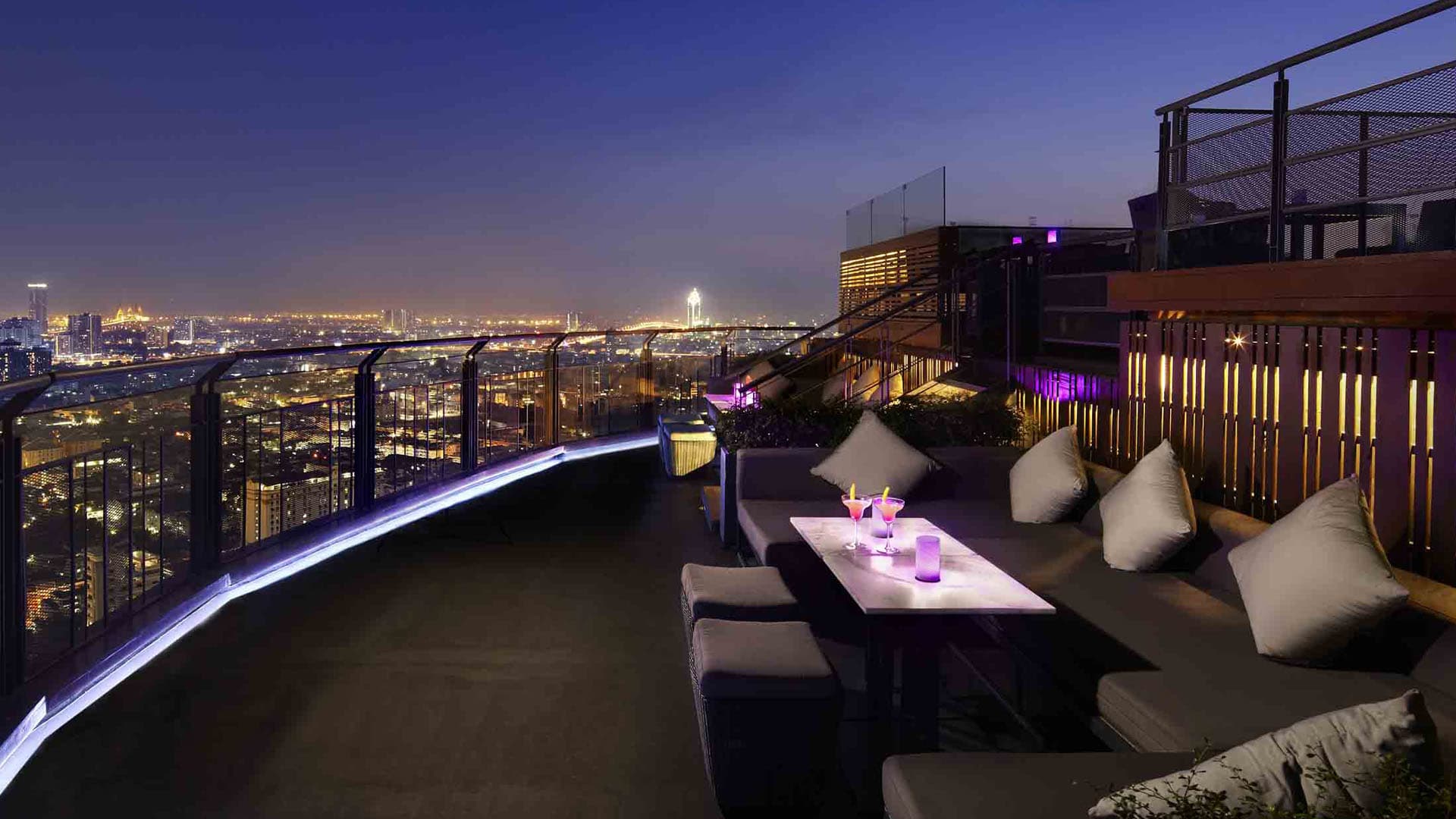 https://assets.anantara.com/image/upload/q_auto/media/minor/anantara/images/anantara-sathorn-bangkok-hotel/the-resort/anantara_sathorn_zoom_sky_bar_header_1920x1080.jpg